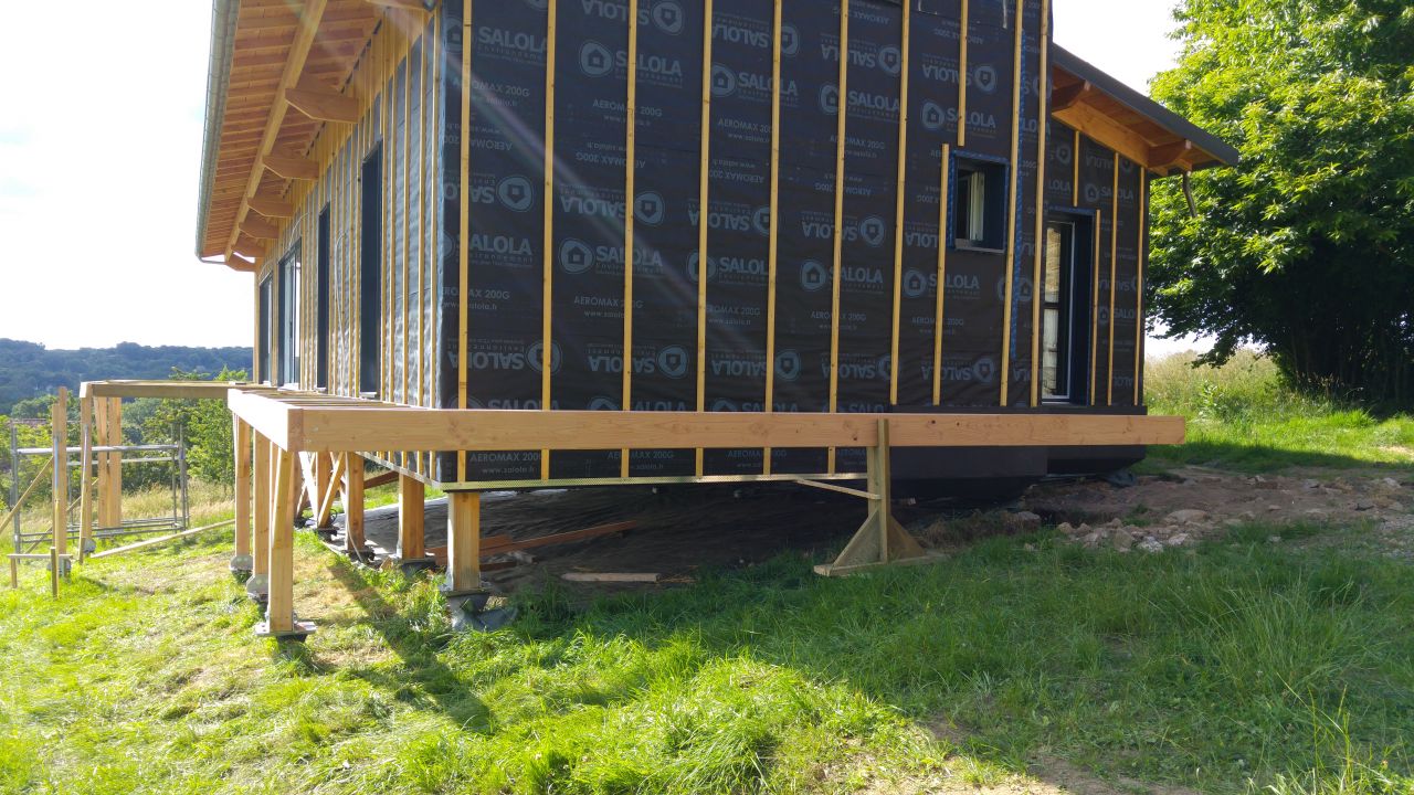 Terrasse en cours. La coursive devrait porter sur un gabion