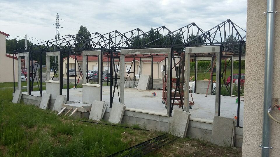 Montage de la charpente mtallique et pose des lintaux et des appuis de fentres