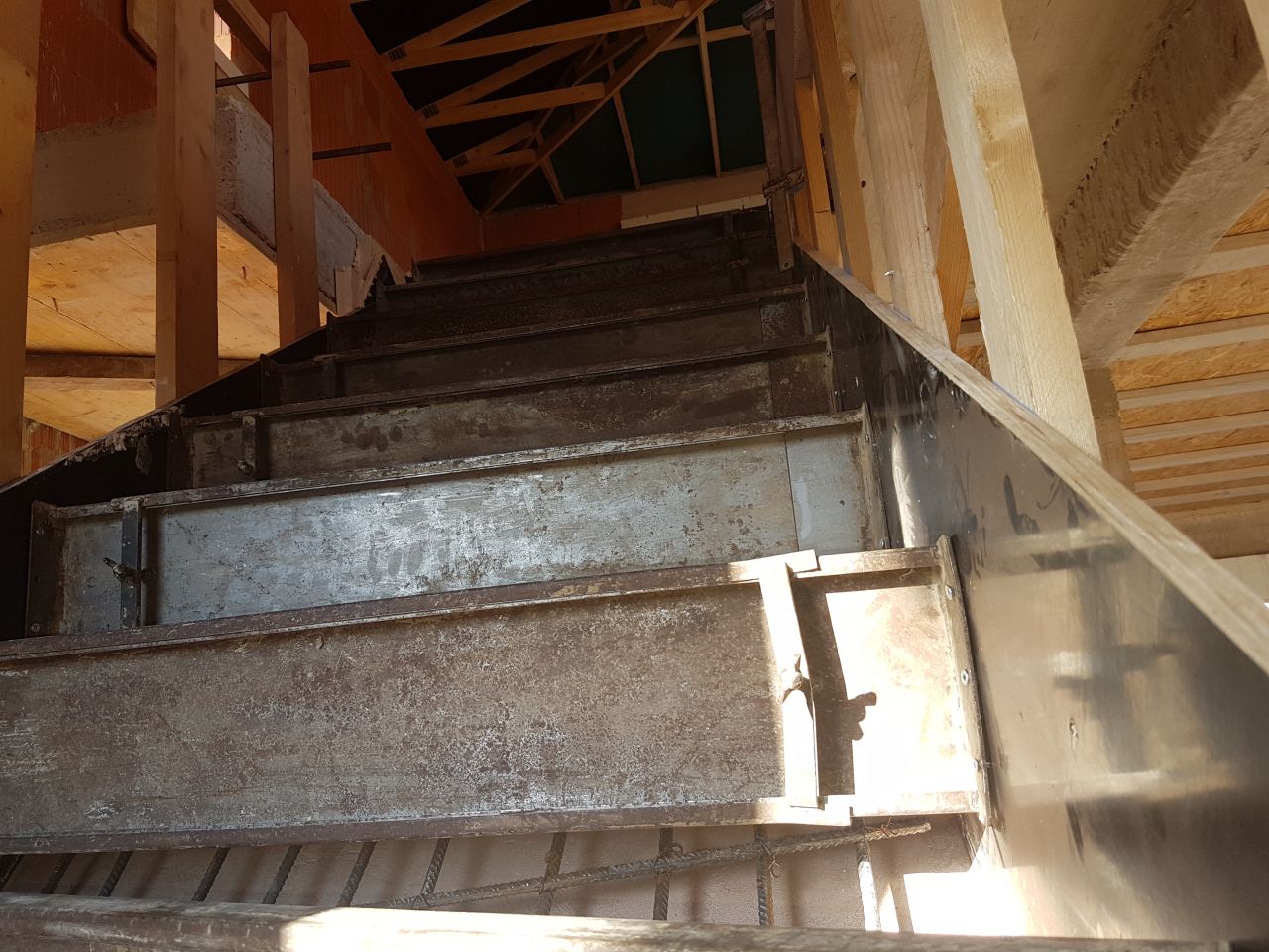 Premières marches de l'escalier coffrées