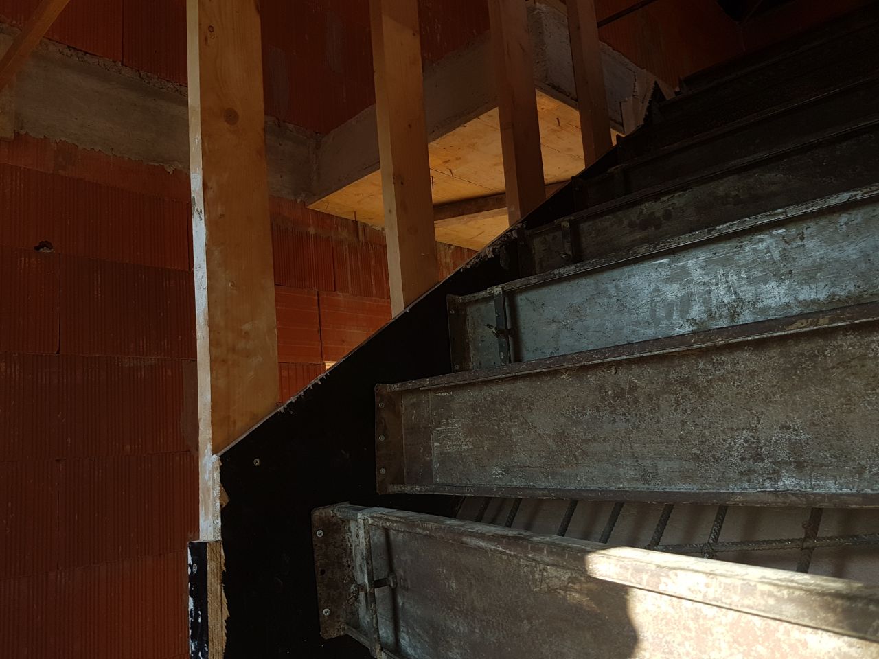 Premières marches de l'escalier coffrées
