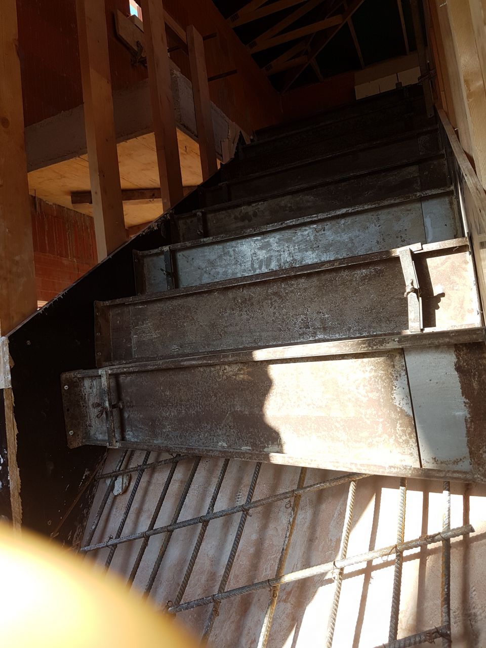 Premières marches de l'escalier coffrées