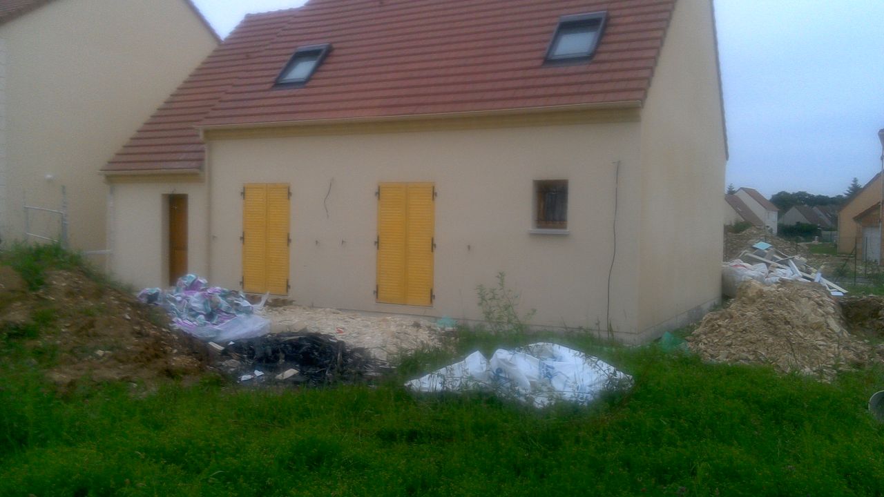 Photo de l'arrire de la maison juste avant le nettoyage du terrain.