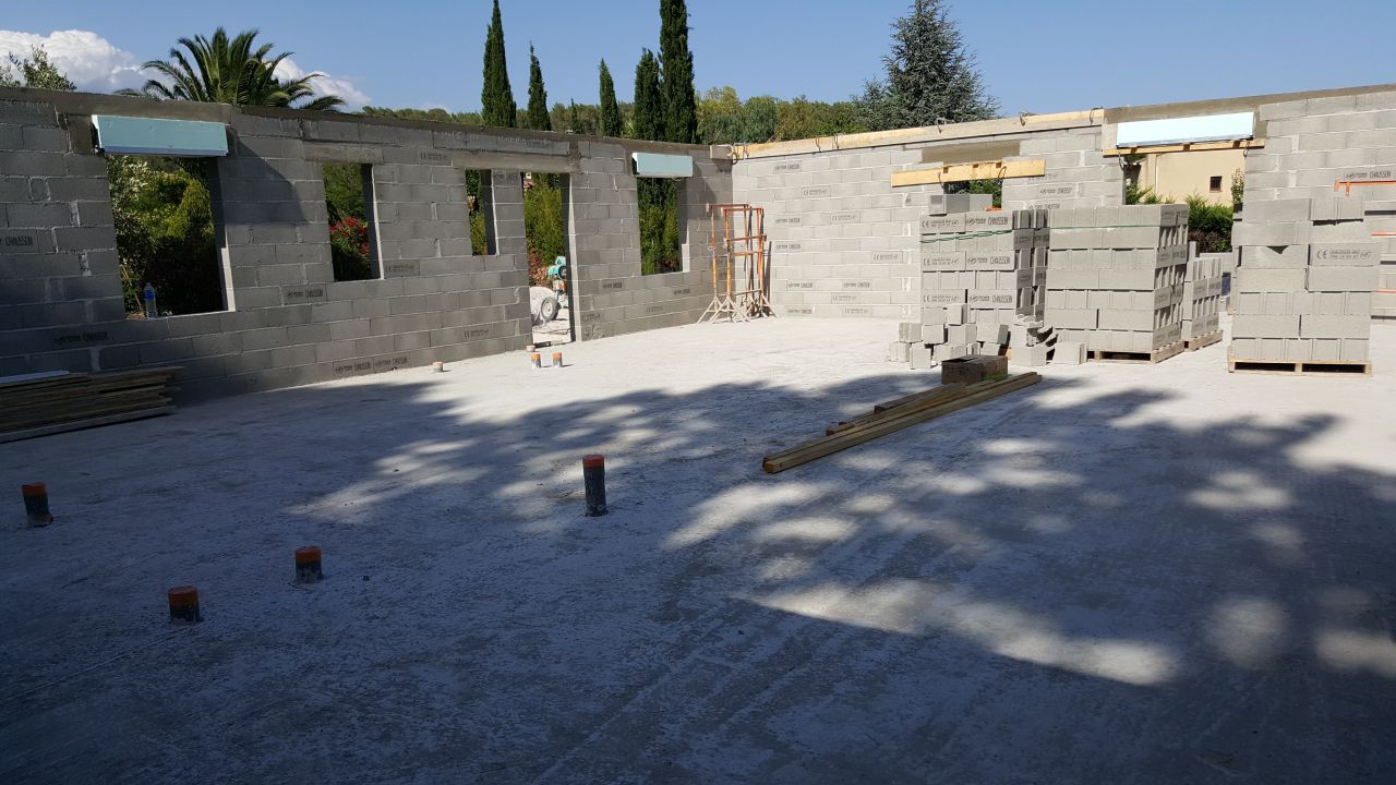 Depuis l'intérieur, vue côté cuisine et garage