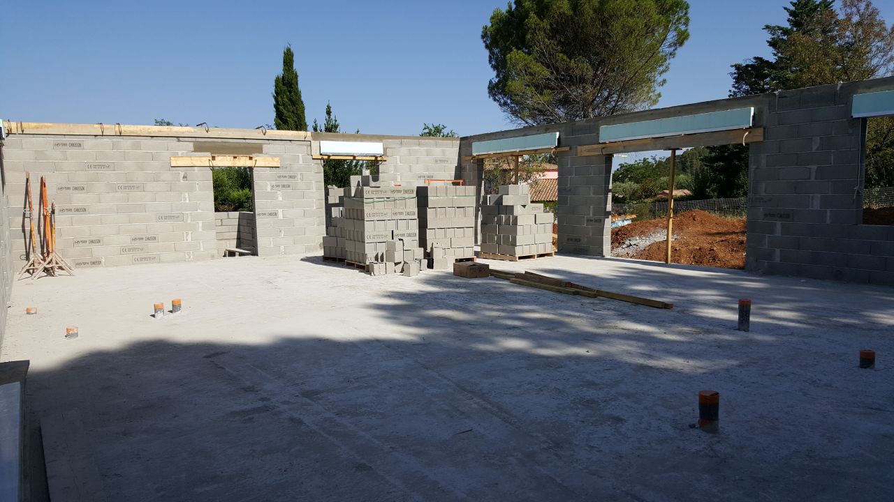 Depuis l'intérieur, vue côté séjour et terrasse
