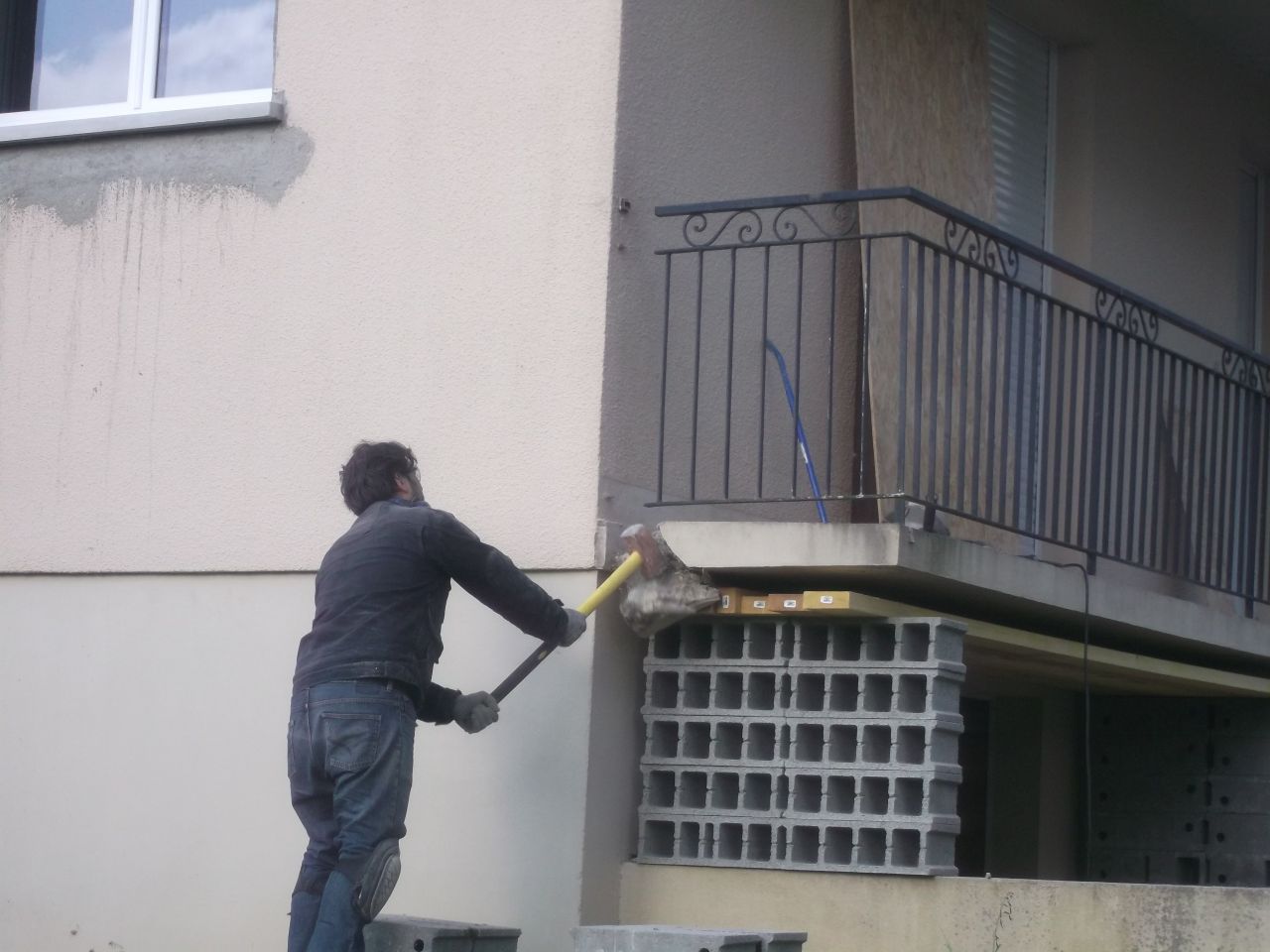 Destruction du balcon en bton au lapidaire .... ou  la masse