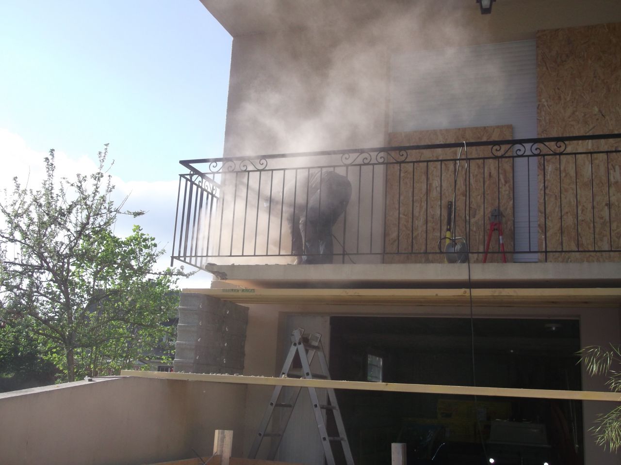 Destruction du balcon en bton au lapidaire