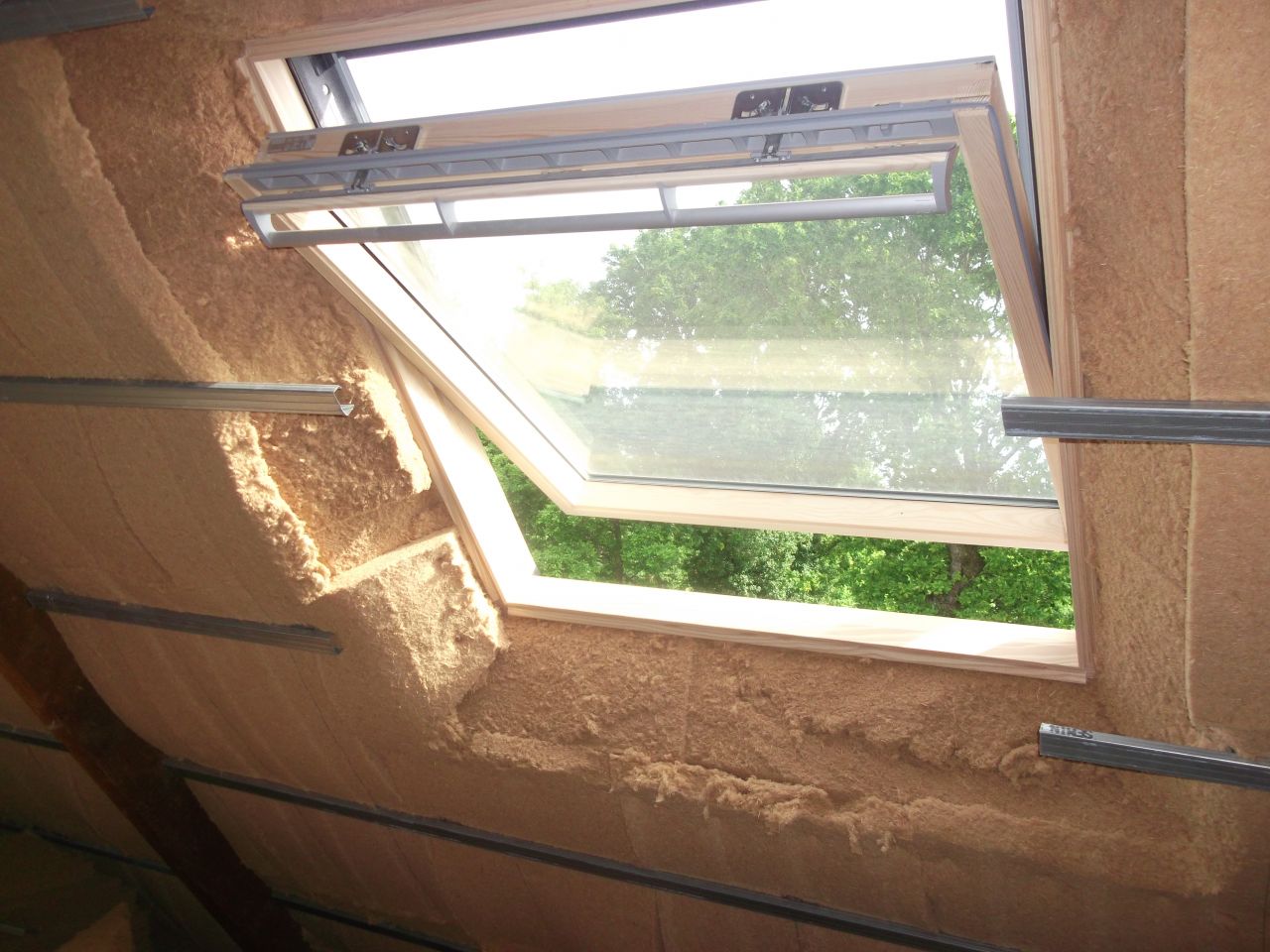 Laine de bois autour d'un velux