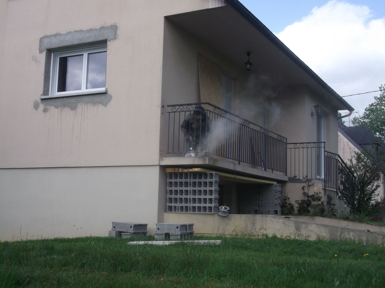 Destruction du balcon en bton au lapidaire