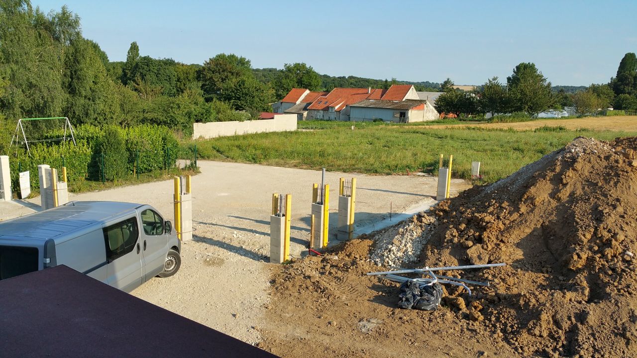 Montage des poteaux de clôture