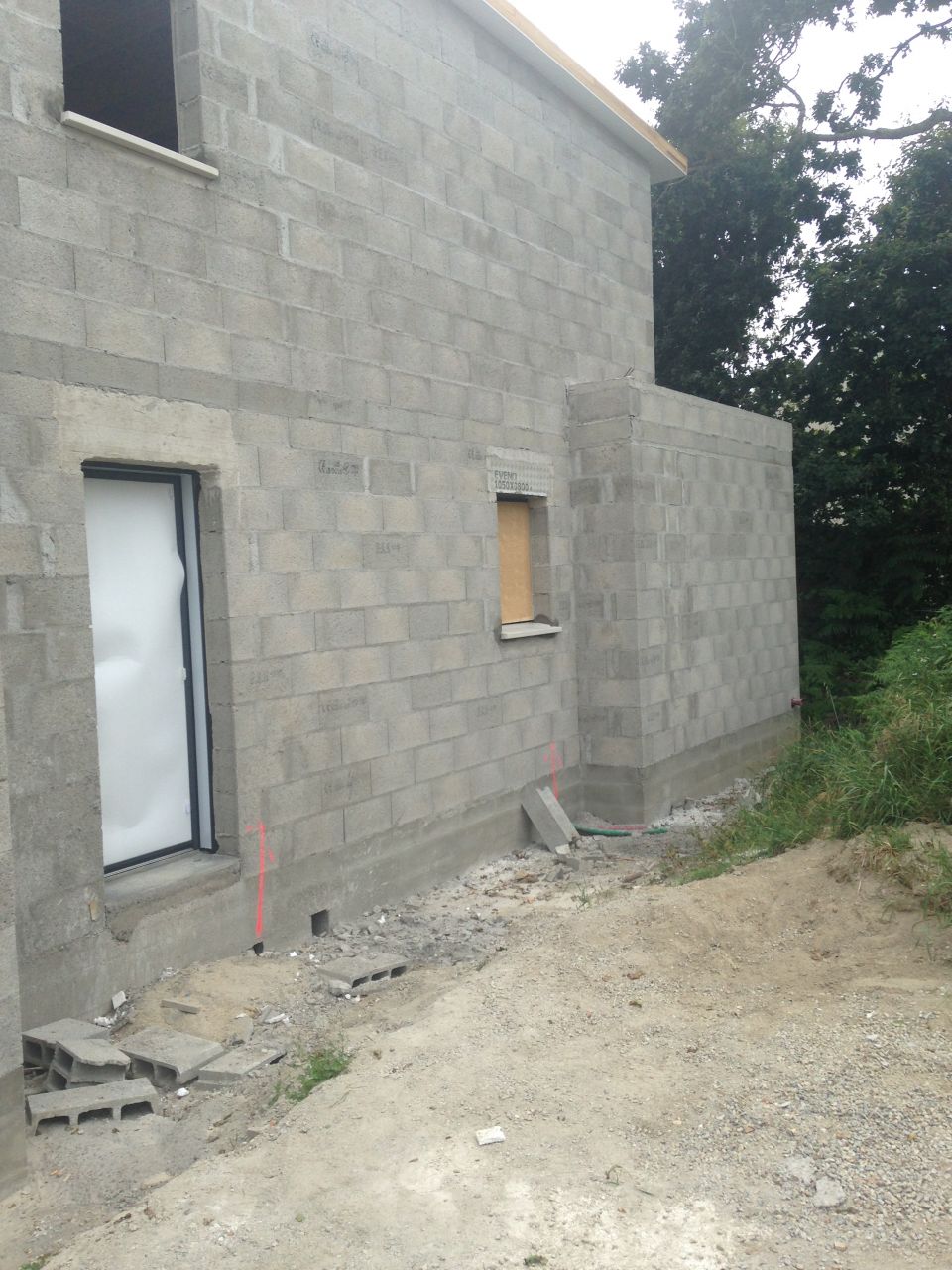 Porte d'entrée posée, salle d'eau condamnée