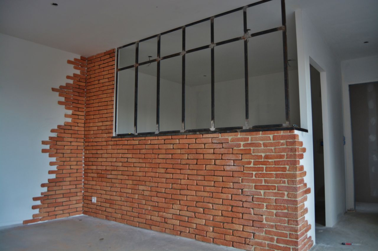 La verrière et la briquette sont posées sur le mur salle/bureau !