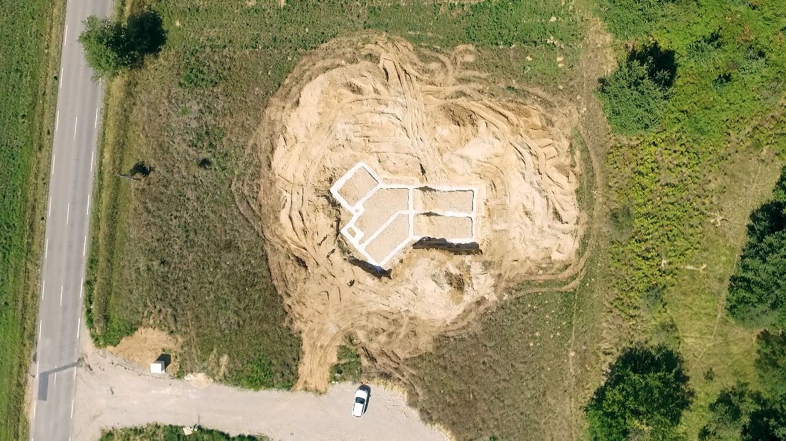 Petite photo bonus en drone pour bien se rendre compte des proportions et de la disposition sur le terrain
<br />
Le nord est en haut de l'image