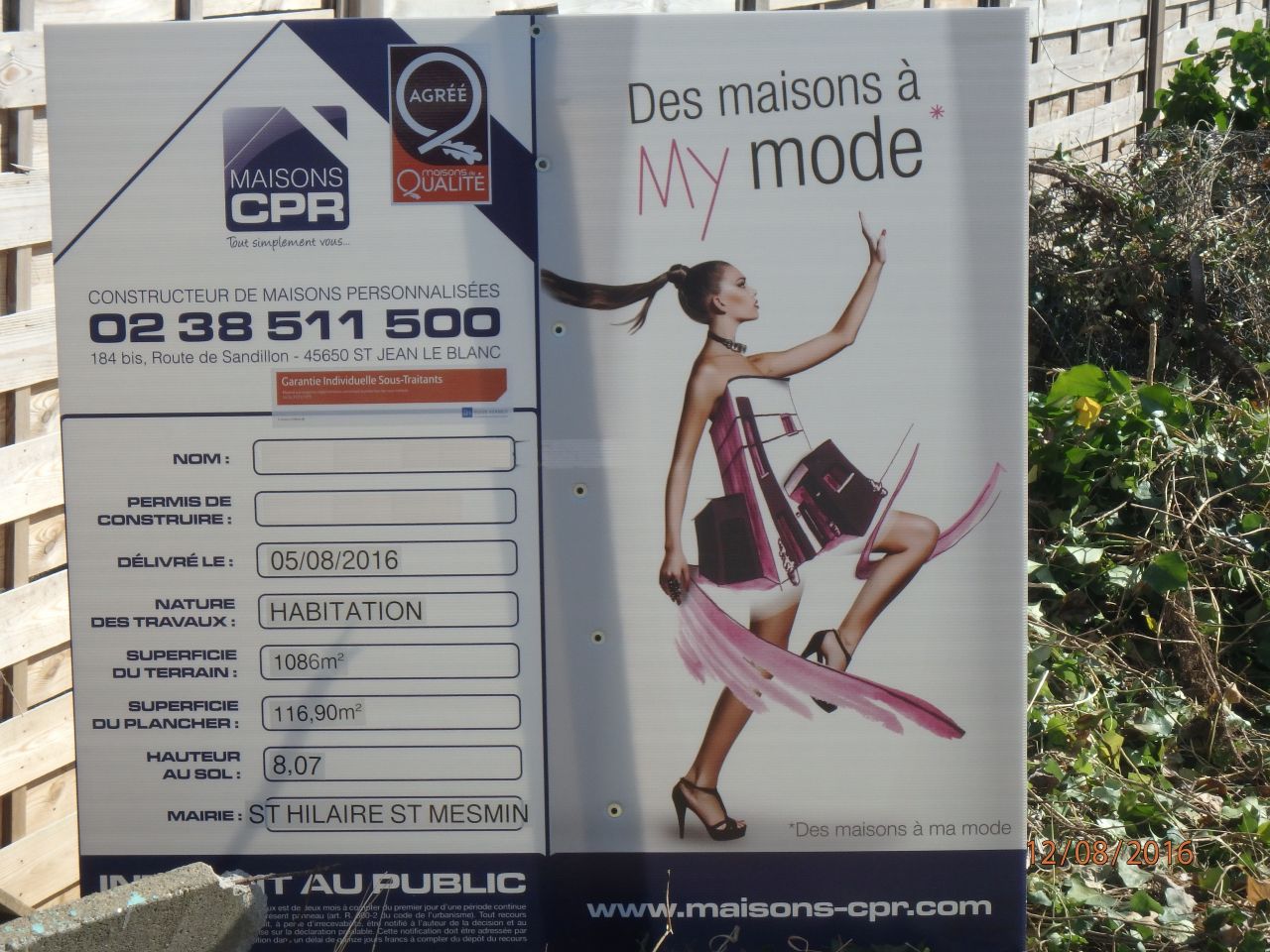 Affichage du permis de construire sur le terrain par le constructeur. Trop content...