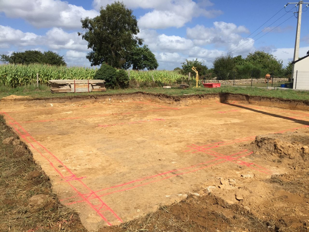 Terrassement termin et traage au sol par le maon