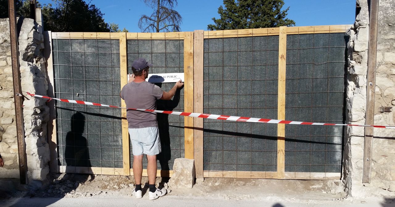 On a fini proprement les bords  la disqueuse et mis une grille de chantier faite maison.