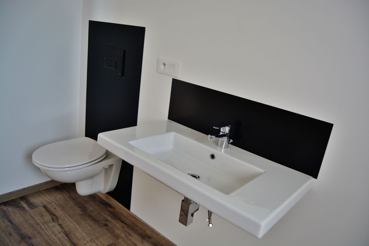 Installation du wc et du lavabo dans la salle d'eau.