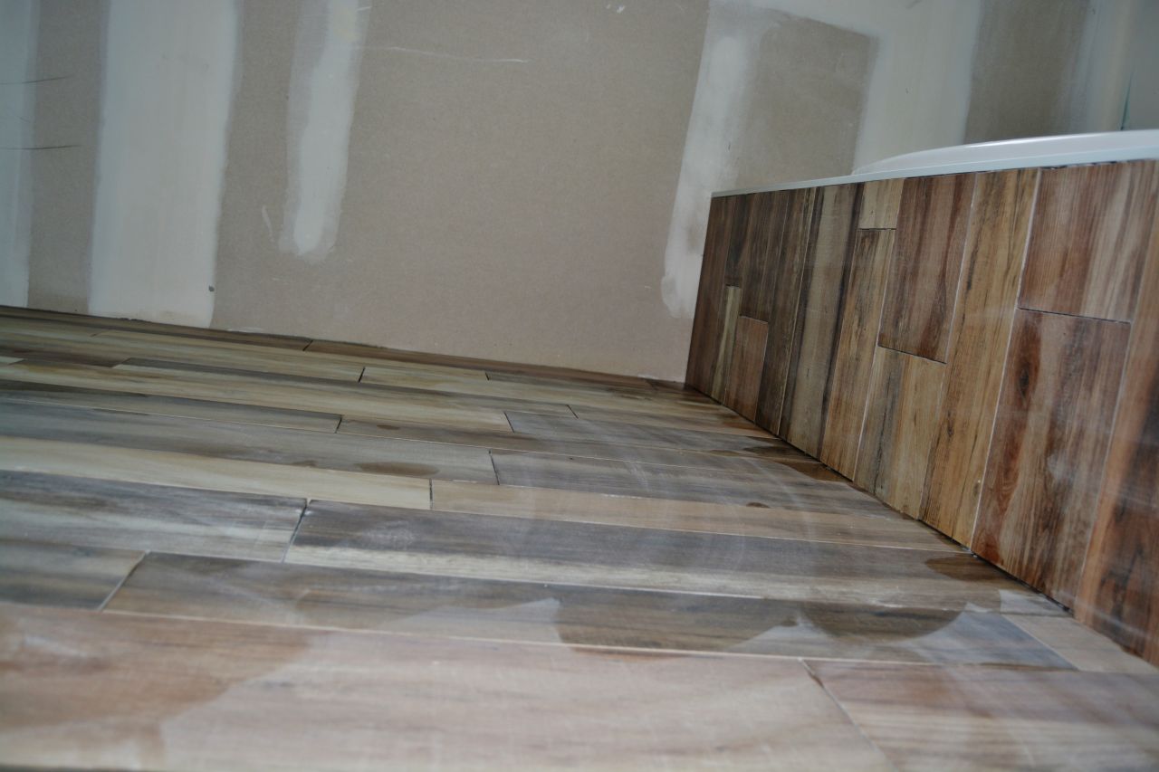 Carrelage de la salle de bain + habillage de la baignoire.