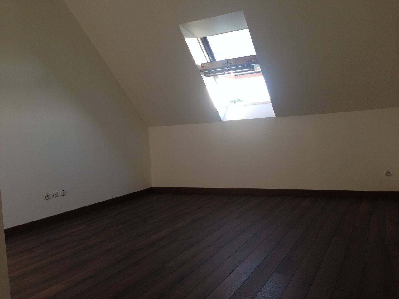 Actuelle chambre d'amis et future chambre d'enfant : peinture blanche en attendant bébé !