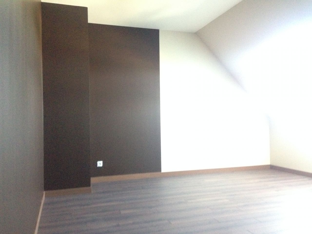 Chambre double fonction : dressing & bibliothèque