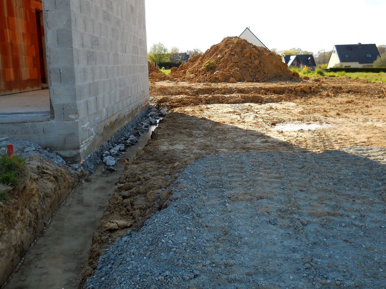 Dcoupe des bavures du garage voisin qui empchait de commencer les travaux sur mon terrain.