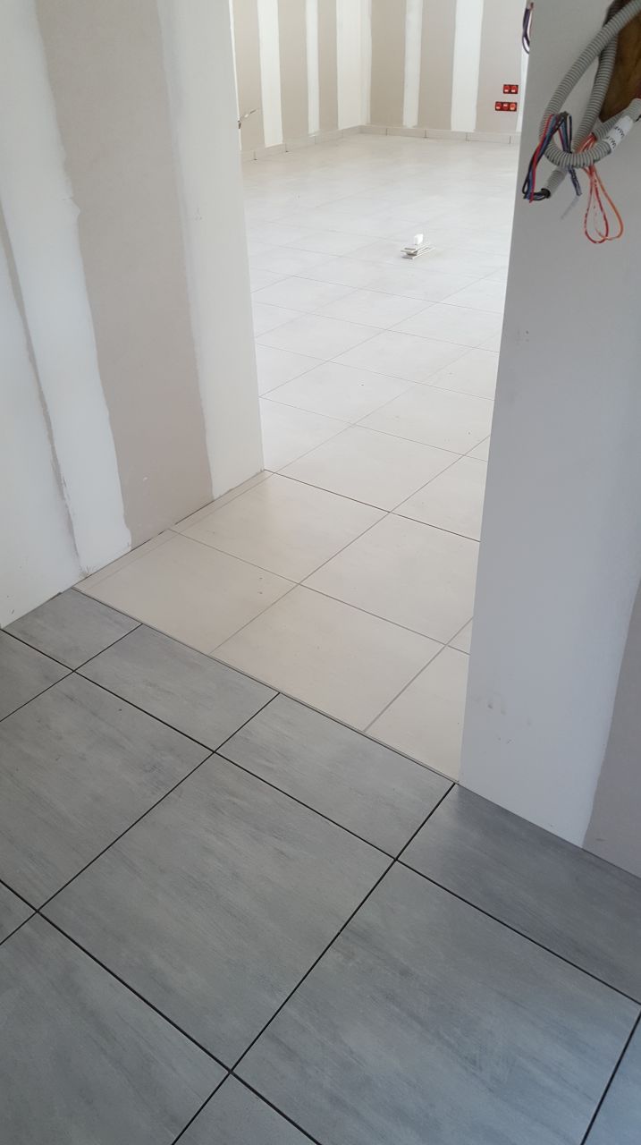 Carrelage gris cuisine et blanc dans le salon
