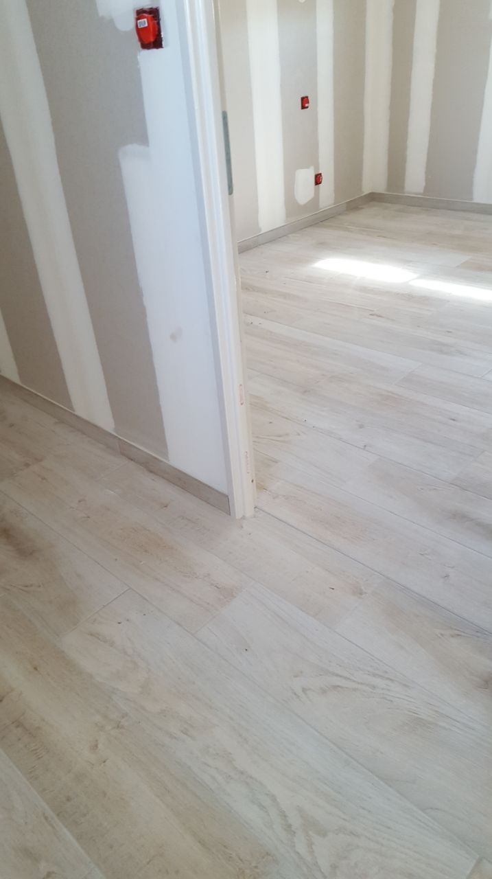 Carrelage imitation bois blanchi dans chambre parentale, dressing et salle d'eau