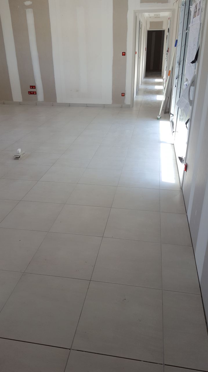 Carrelage gris cuisine et blanc dans le salon
