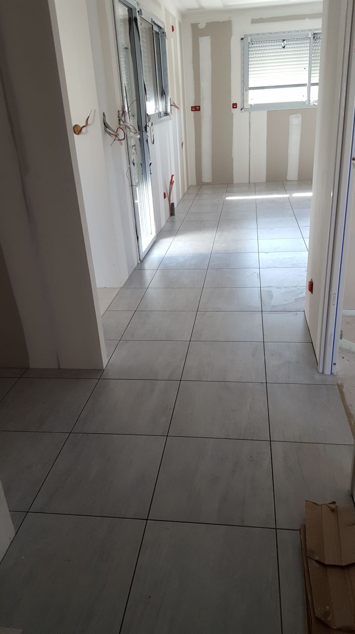 Carrelage cuisine, entrée, cellier, et bureau