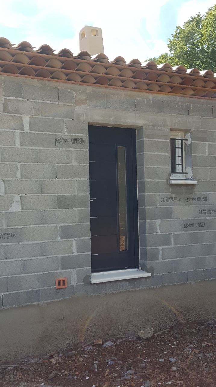 Porte d'entrée vue de l'extérieur