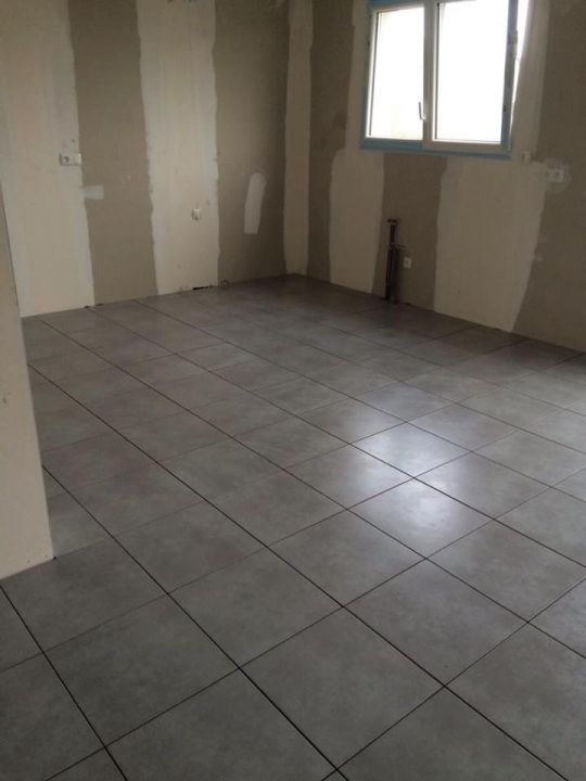 Pose du carrelage en cours