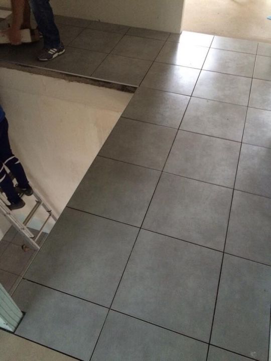 Pose du carrelage en cours