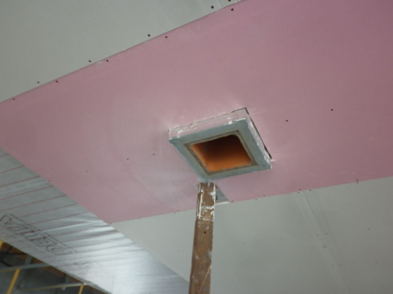 plafond autour de la cheminée