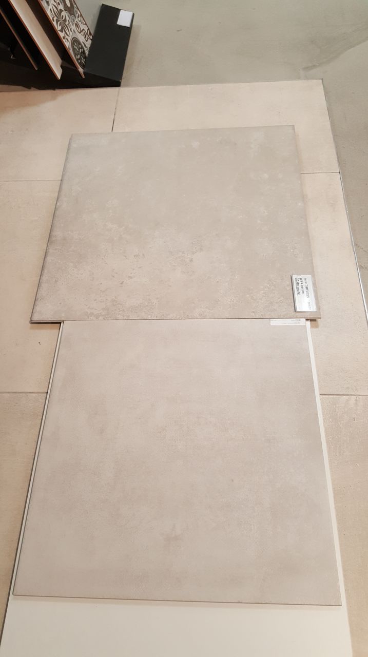 Carrelage effet béton pour les pièces à vivre et salle de bain - Assorti avec celui de la terrasse couverte