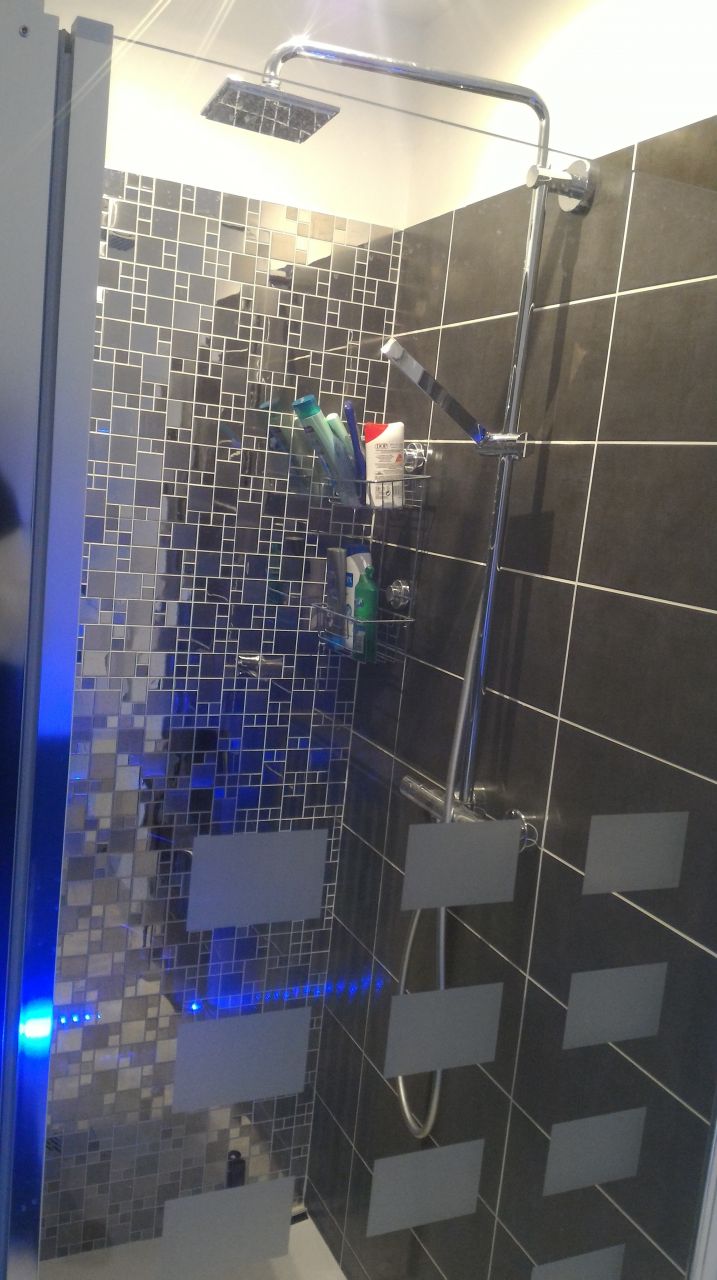 vue gÃ?©nÃ?©rale salle de bain Ã?©tage.