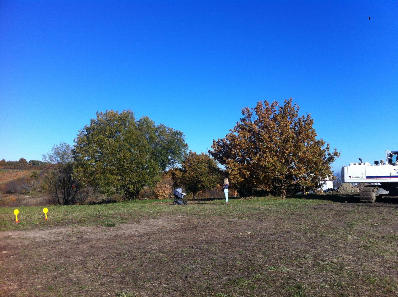 ici une Photo de l'automne dernier, le terrain fait 530m.
<br />
On aurait aim un peu plus grand mais bon question de budget on a choisi un terrain a peu prs plat et dans notre budget 
<br />
On peut y voir 2 arbres que nous allons devoir Abattre.
