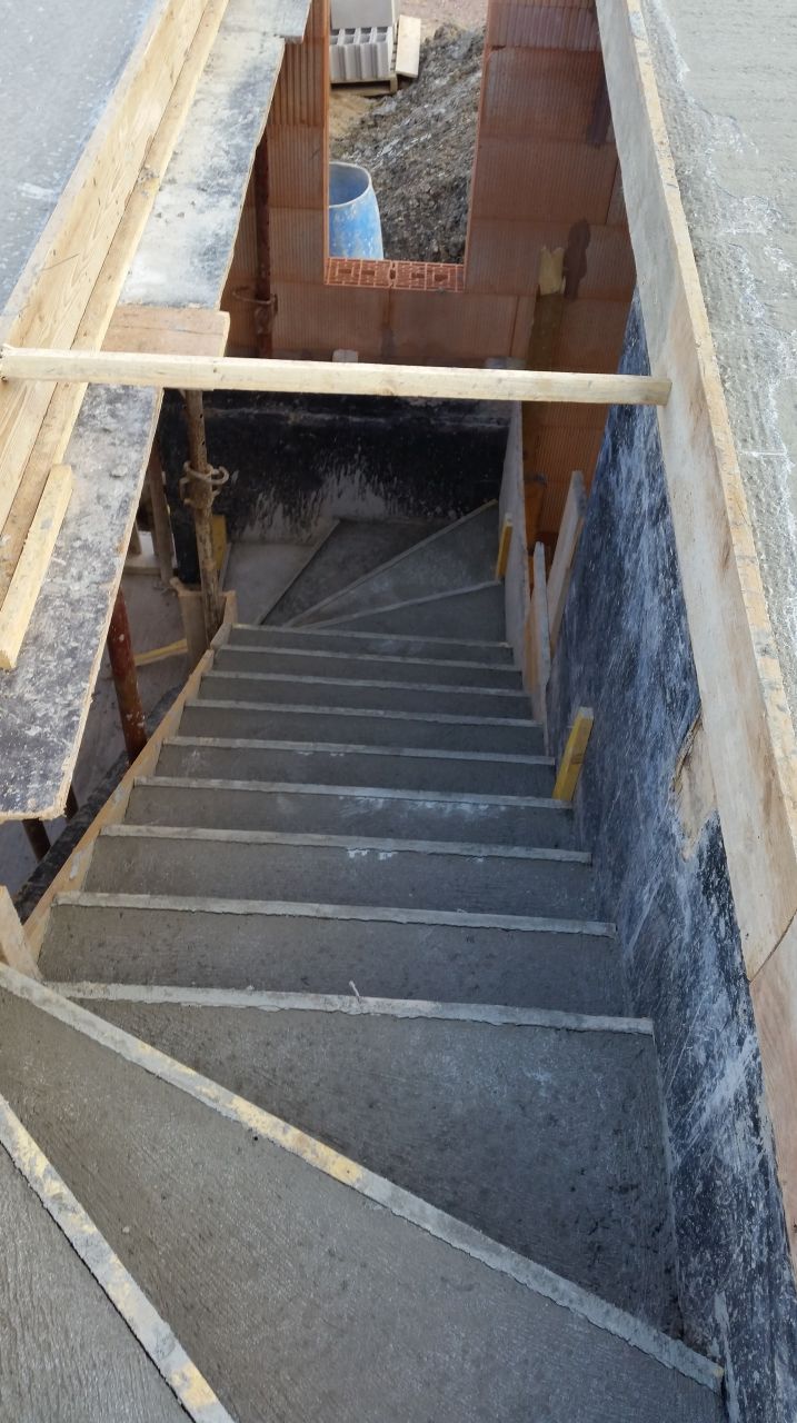 Haut de l'escalier d'accs  l'tage