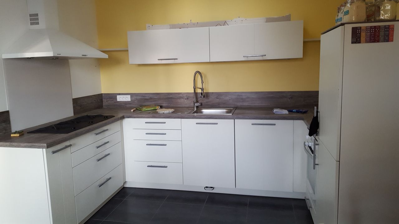 Cuisine: installation des nouveaux meubles hauts et bas (partie centrale)