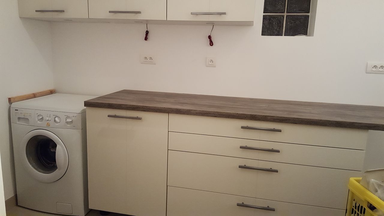 Cuisine: installation des meubles posés l'an dernier de la cuisine vers la buanderie (meubles hauts et bas récupérés)