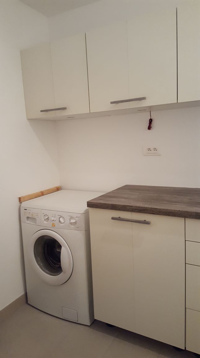 Cuisine: installation des meubles posés l'an dernier de la cuisine vers la buanderie (meubles hauts et bas récupérés)