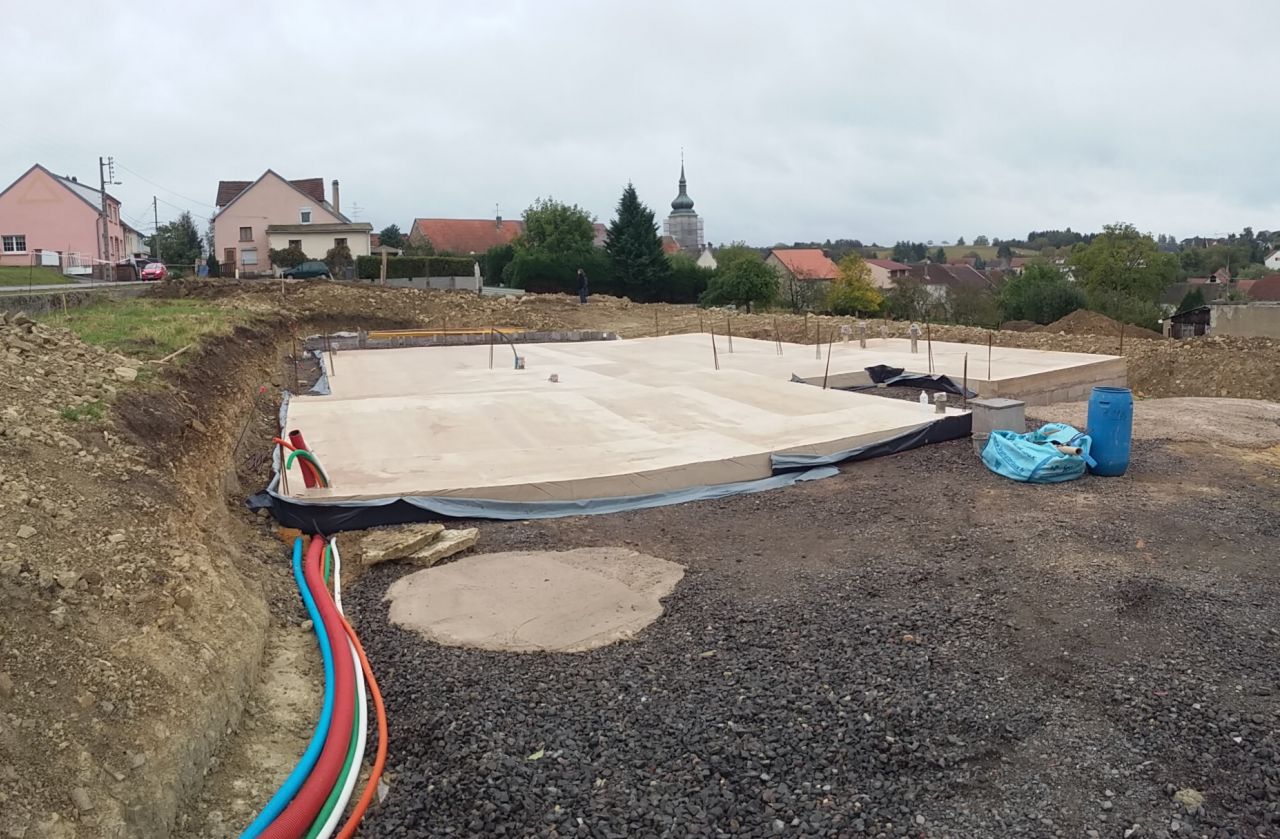 Dalle décoffrée. Vue depuis l'avant de la maison.