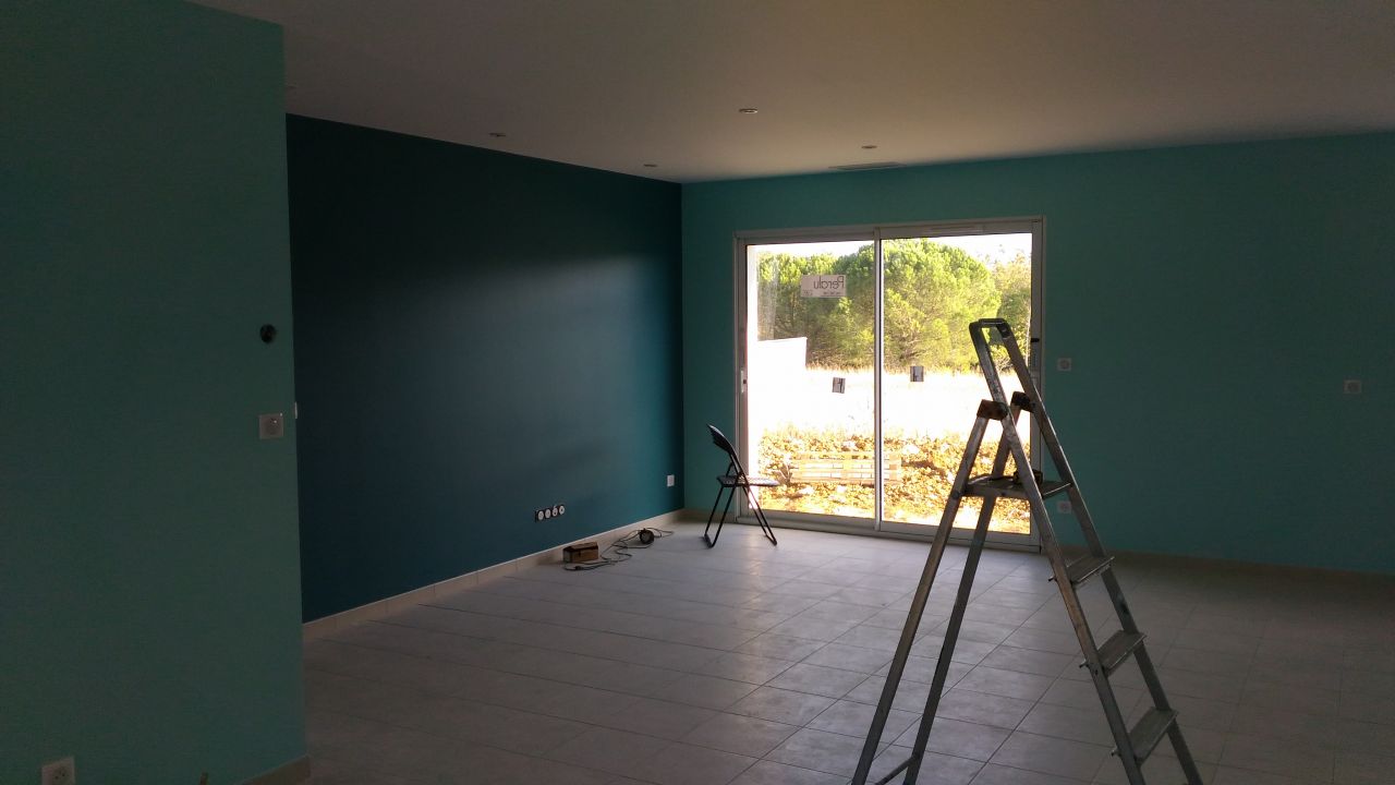 Salon turquoise - le mur télé est d'un vert-bleu plus sombre