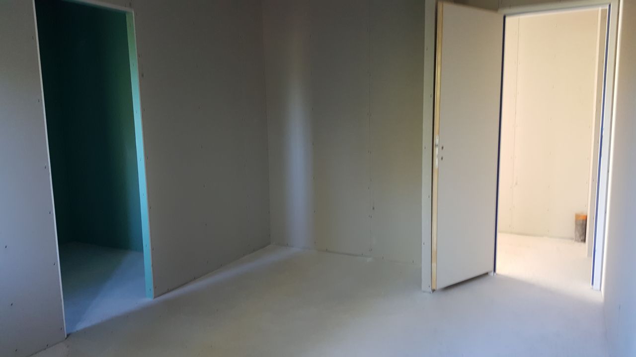 Chambre parentale, grand placard en plus du dressing, et la porte s'ouvrira dans le sens inverse