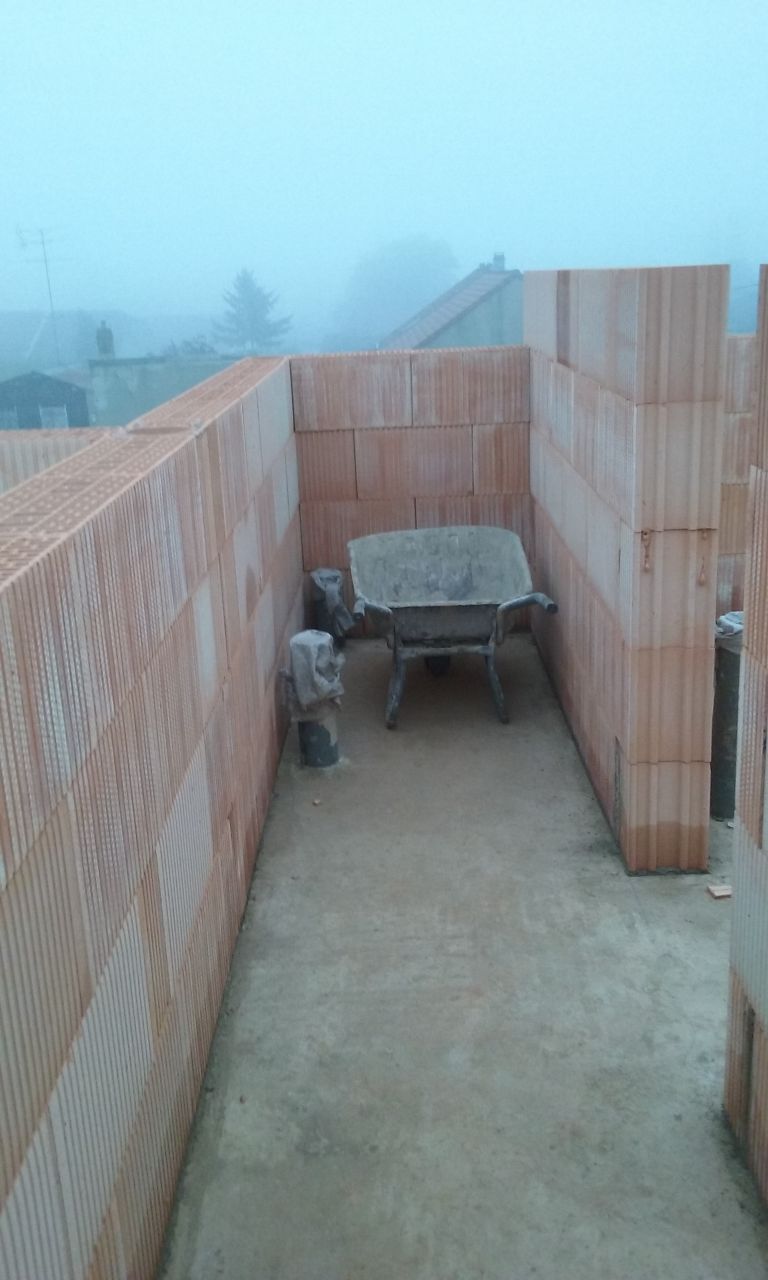 Couloir et toilettes (endroit idéal pour garer la brouette ^^).
