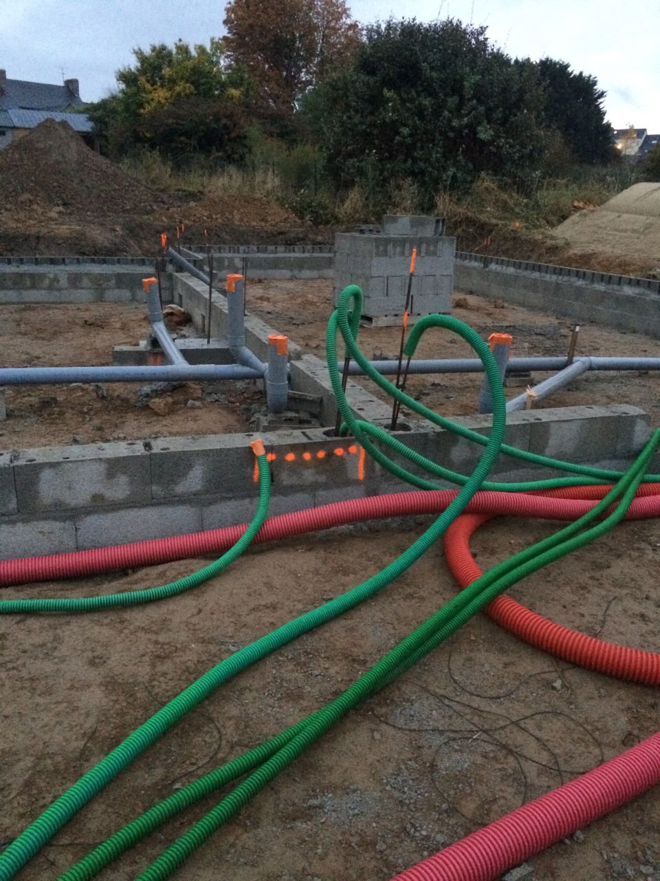 Les tuyaux pour l'eau et les câbles électriques