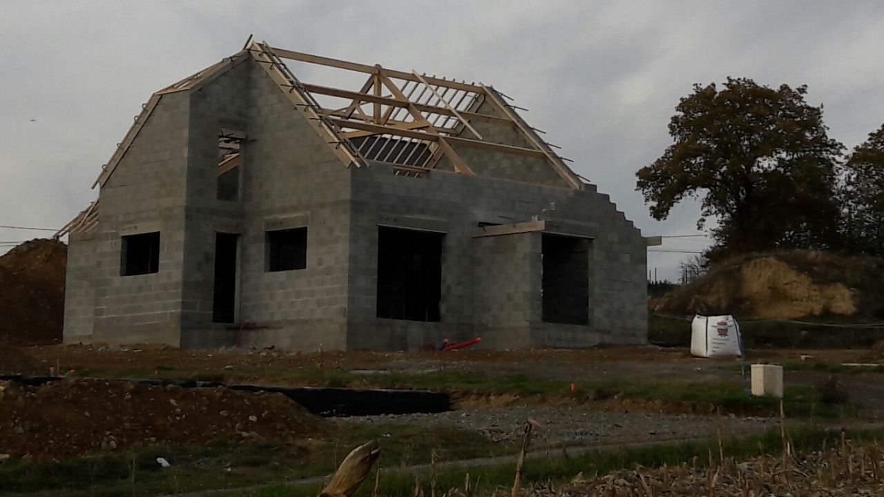 Notre maison avec un peu plus de recul et la charpente en cours