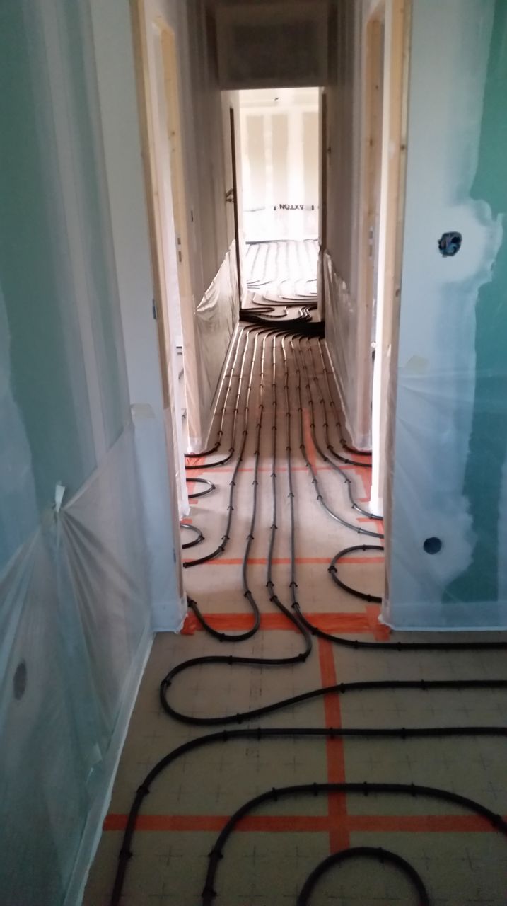 dans la salle de bain vers le couloir