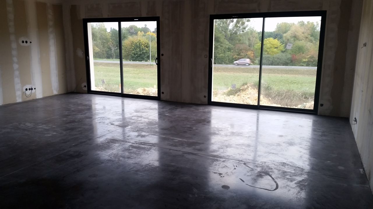 vue pièces à vivre du béton ciré brute