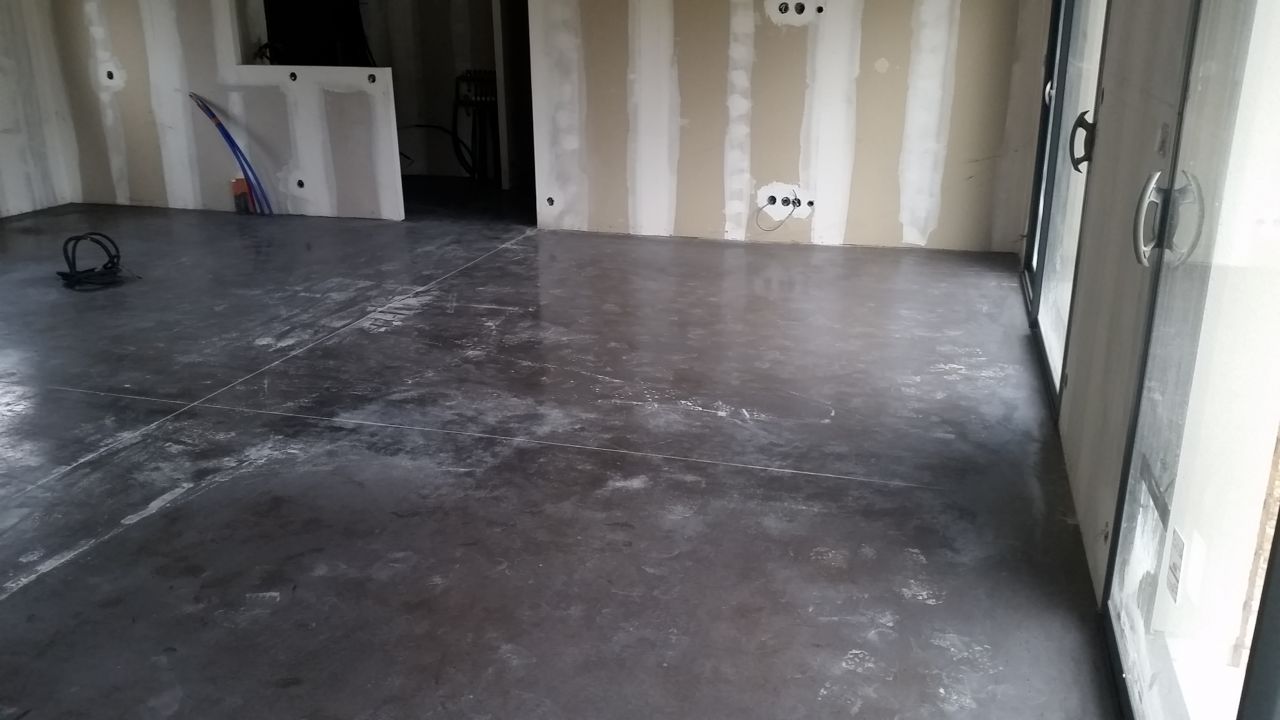 vue pièces à vivre du béton ciré brute