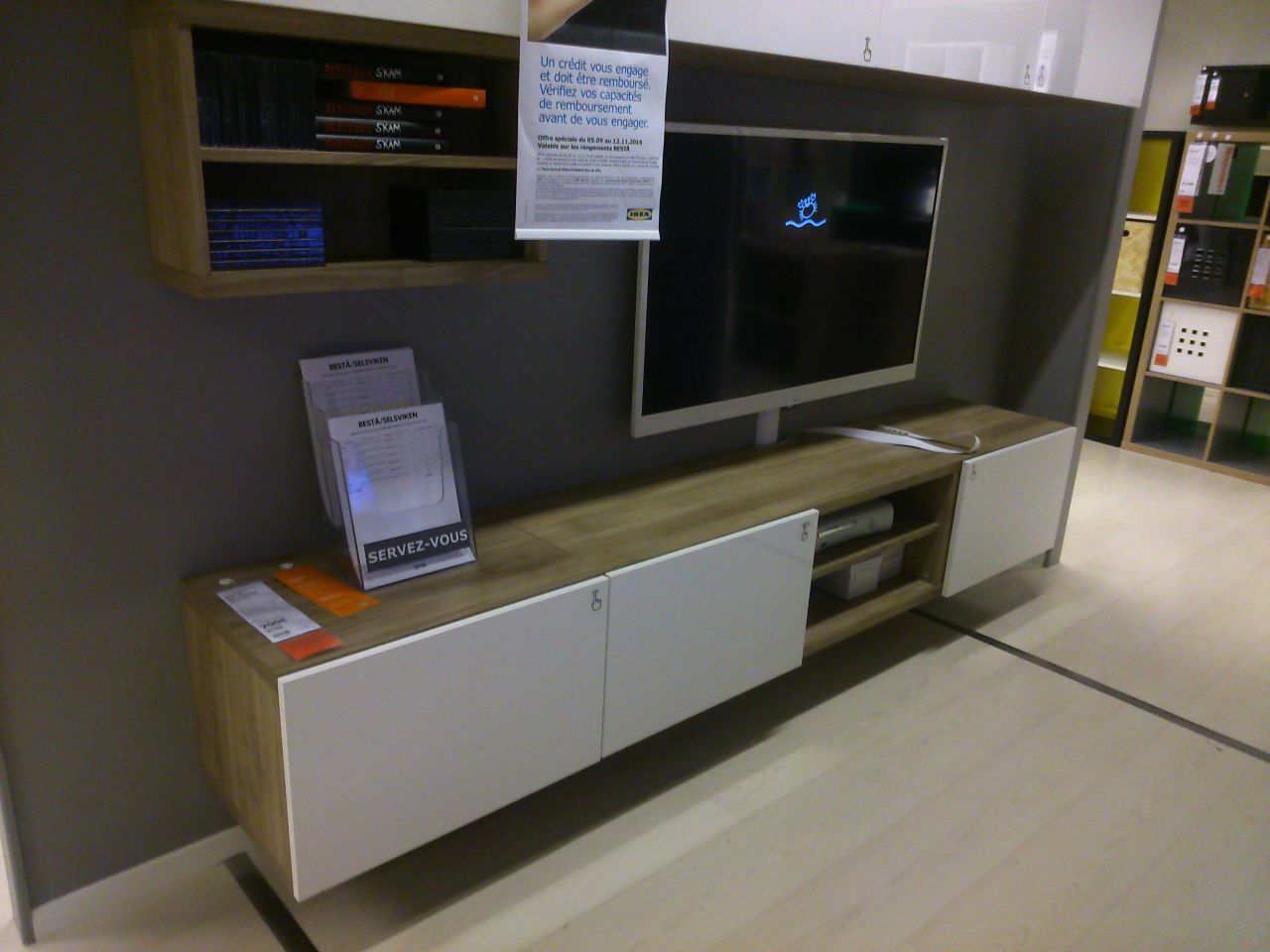 Banc TV Ikea Besta noyer teint gris, portes Selsviken brillant blanc