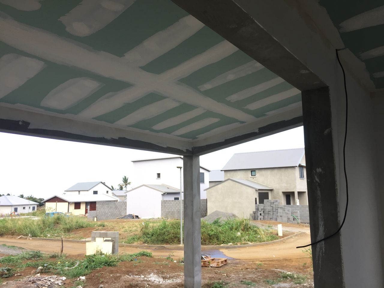 pose des plaques de BA13 pour le faux plafond de l'étage, une partie du RDC et la véranda